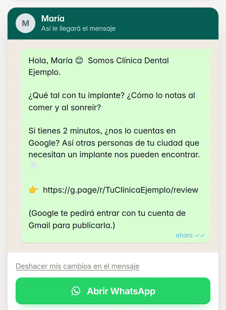 Herramienta de reseñas de 7Loop: recepción elige «Implantes dentales» y a la derecha aparece el mensaje de WhatsApp para la paciente, con el botón Abrir WhatsApp